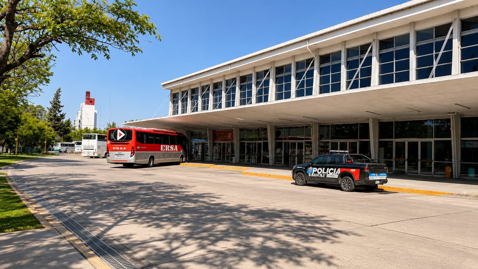 Calle interna renovada de la Terminal, con ómnibus circulando frente al edificio
